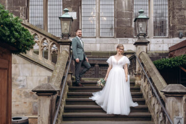 Brautpaar vor dem Aachener Rathaus – Hochzeitsfotograf Aachen