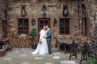 Hochzeitsfilm Aachen – Brautstrauß vor dem Rathaus