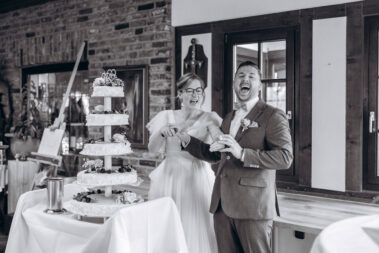 Hochzeitsfotograf Aachen – Brautpaar schneidet Hochzeitstorte an