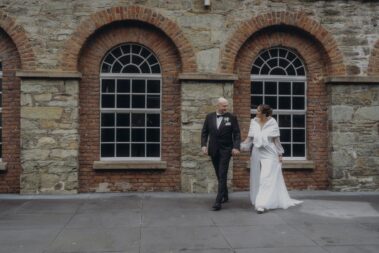 Brautpaar bei moderner Hochzeit in der Alten Schlossfabrik Solingen – Hochzeitsfotograf ichliebevideo