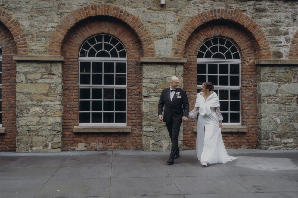 Brautpaar bei moderner Hochzeit in der Alten Schlossfabrik Solingen – Hochzeitsfotograf ichliebevideo