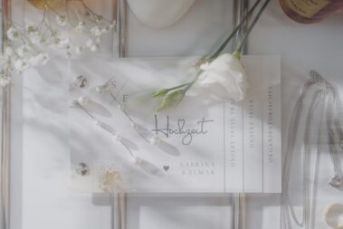Detailaufnahme Hochzeitseinladung & Schmuck – Papeterie bei Hochzeit in der Alten Schlossfabrik Solingen