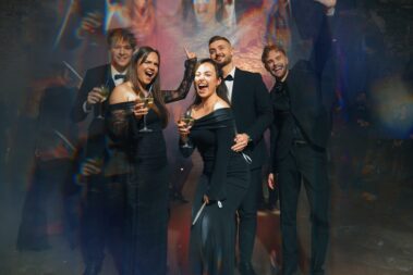 Hochzeitsgäste feiern ausgelassen bei Party in der Alten Schlossfabrik Solingen