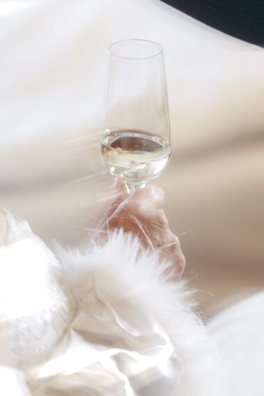 Braut mit Champagnerglas – Detailaufnahme bei Hochzeit in der Alten Schlossfabrik Solingen