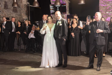 Brautpaar und Gäste bei Hochzeit in der Alten Schlossfabrik Solingen – emotionale Hochzeitsreportage